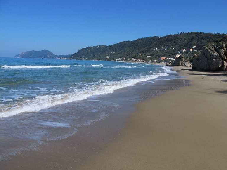 Strand von Agios Gordios 01 768x576